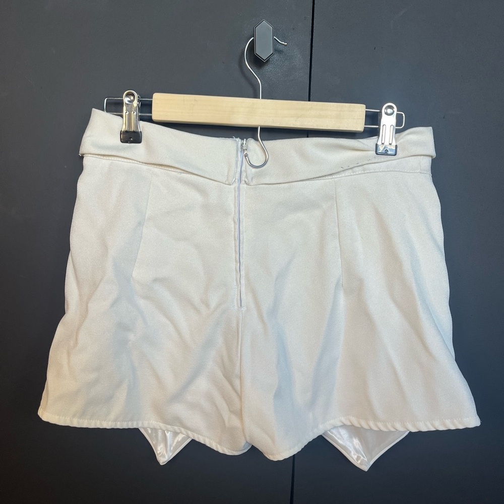 White skort - Picture 2 of 2